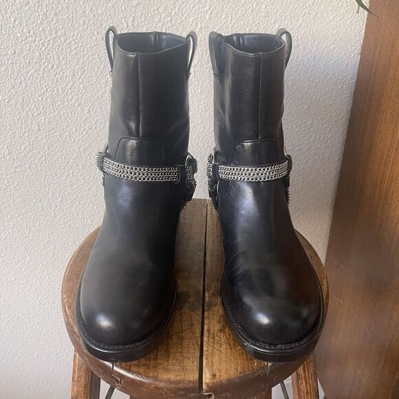 Karl Lagerfeld Paris Black Leather Vernet Motorcycle Boots Chain Size 8.5 - Picture 3 of 11